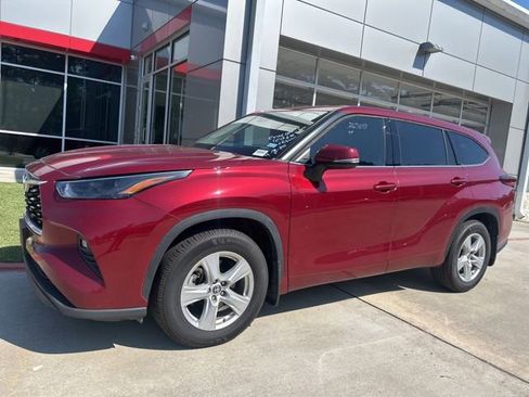 Used 2022 Toyota Highlander LE AWD/4WD image 1