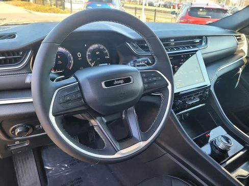 New 2025 Jeep Grand Cherokee Altitude image 9