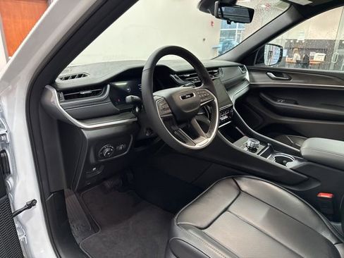 New 2025 Jeep Grand Cherokee Limited w/ Luxury Tech Group II AWD/4WD image 25