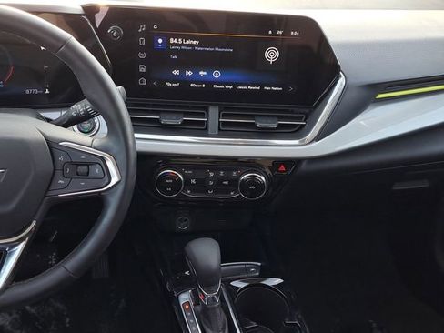 Used 2025 Chevrolet Trax LT w/ Driver Confidence Package image 22