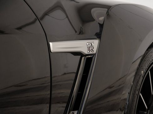 Used 2021 Nissan GT-R Premium image 11