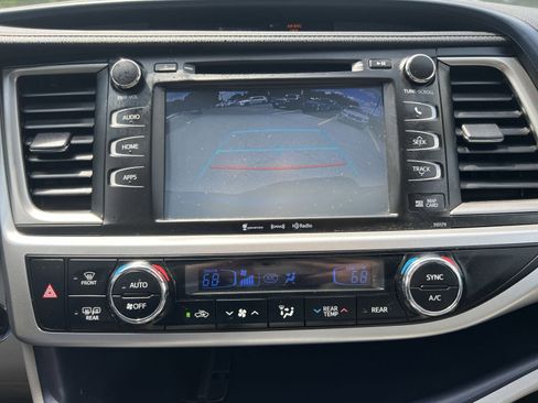 Used 2017 Toyota Highlander XLE AWD/4WD image 19