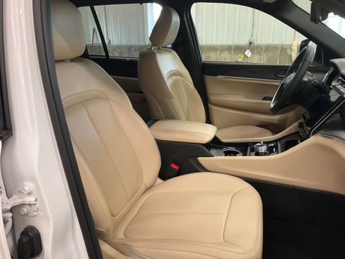 Used 2024 Jeep Grand Cherokee Limited w/ Luxury Tech Group II AWD/4WD image 32