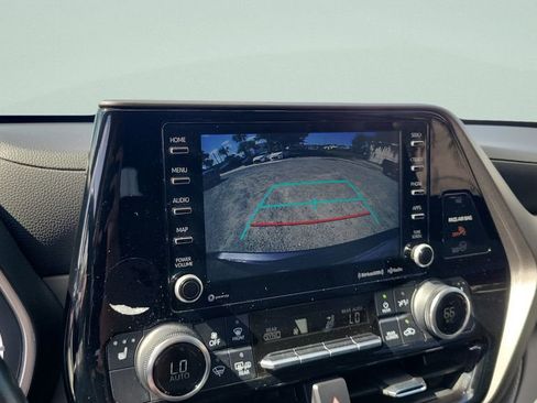 Used 2022 Toyota Highlander XLE FWD image 17