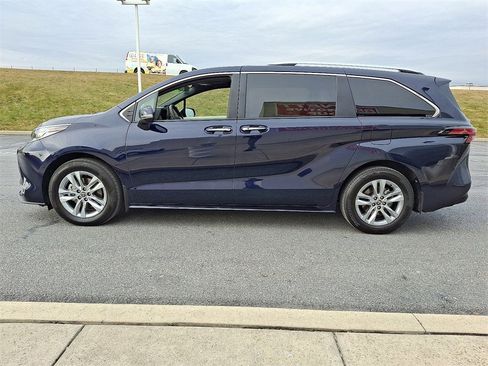 Used 2025 Toyota Sienna Limited image 6