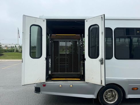 Used 2011 Ford E-450 and Econoline 450 Super Duty w/ Shuttle Bus Prep Pkg image 15