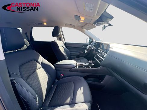 Used 2024 Nissan Pathfinder SV image 37