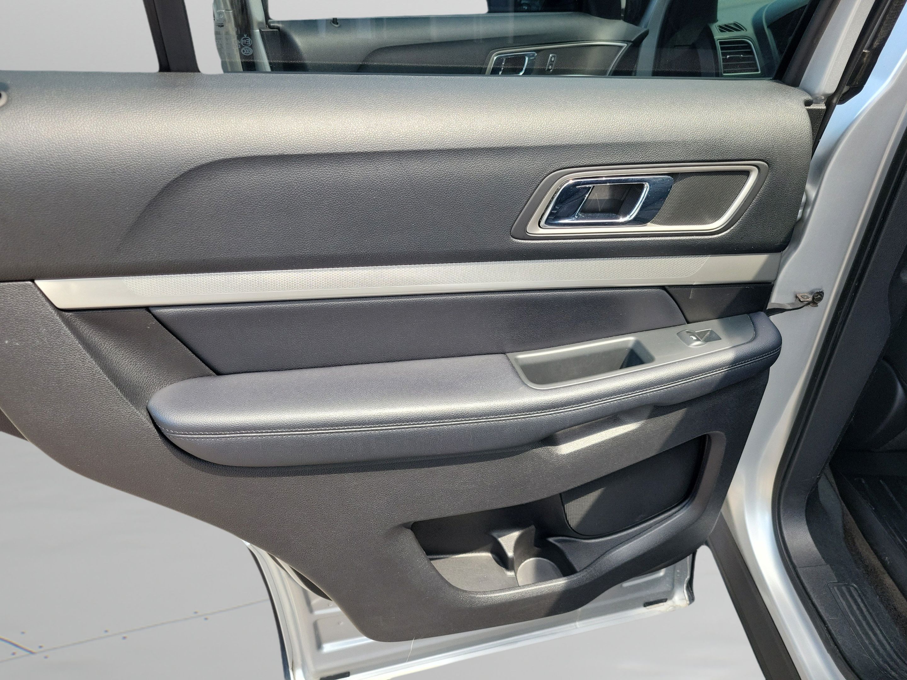Used 2017 Ford Explorer XLT w/ Equipment Group 201A FWD image 11