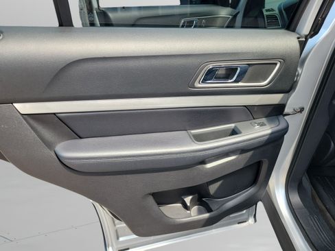Used 2017 Ford Explorer XLT w/ Equipment Group 201A FWD image 11