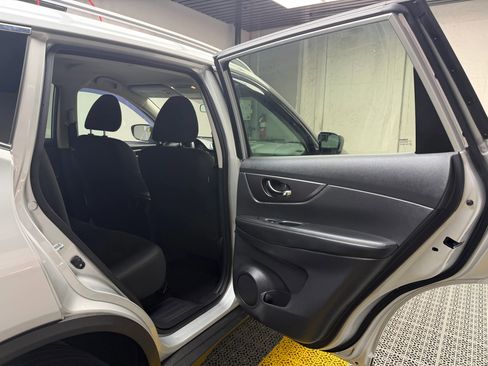 Used 2016 Nissan Rogue SV image 18