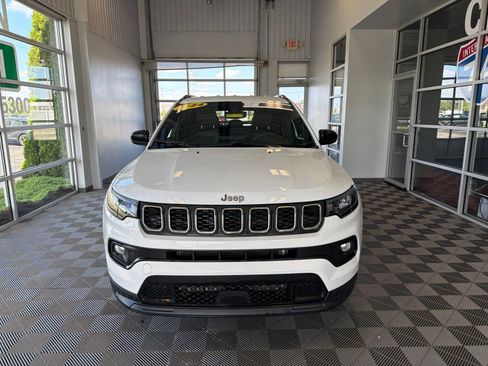 Used 2024 Jeep Compass Latitude AWD/4WD image 2
