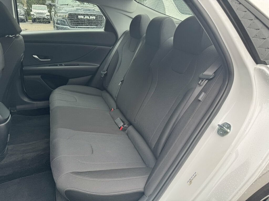 Used 2026 Hyundai Elantra SE FWD image 7