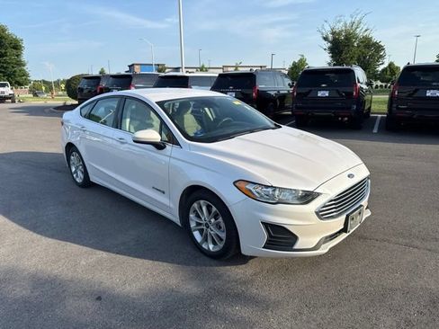 Used 2019 Ford Fusion SE FWD image 1