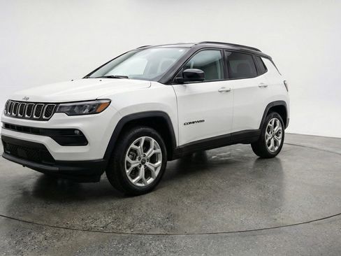 Used 2025 Jeep Compass Latitude AWD/4WD image 2