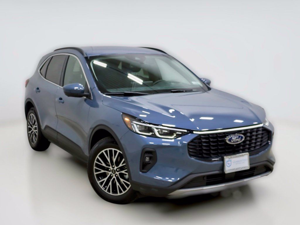 Used 2023 Ford Escape SE w/ PHEV Premium Package FWD image 4