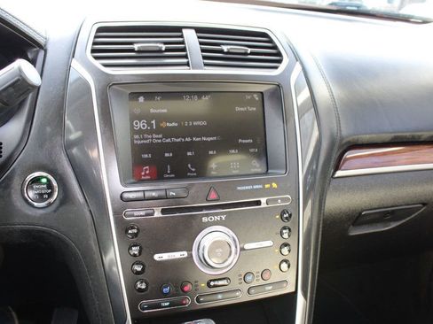 Used 2017 Ford Explorer Platinum image 32