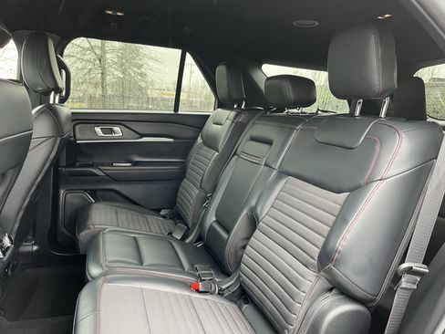 Used 2025 Ford Explorer ST-Line w/ ST-Line Street Pack image 14