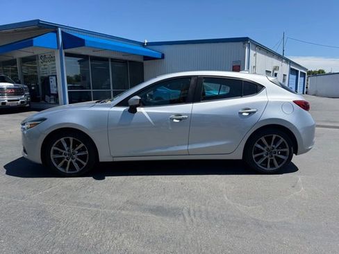 Used 2018 MAZDA MAZDA3 Grand Touring w/ Premium Equipment Package FWD image 3
