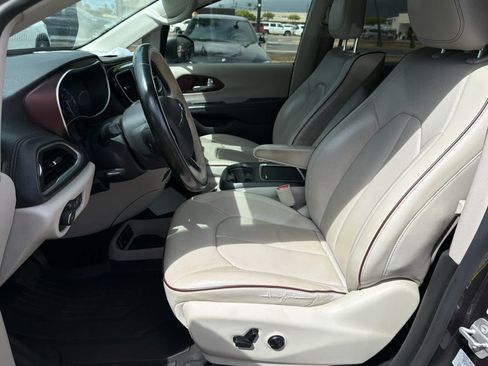 Used 2017 Chrysler Pacifica Limited FWD image 8