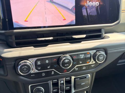 Used 2025 Jeep Gladiator Mojave w/ Safety Group AWD/4WD image 17