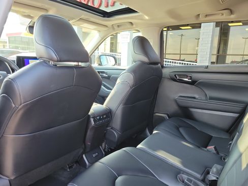 Used 2023 Toyota Highlander XLE AWD/4WD image 14