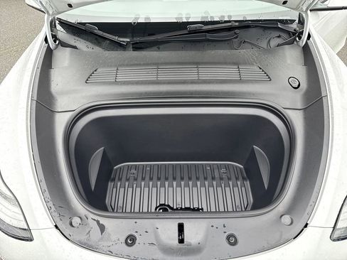 Used 2022 Tesla Model Y Long Range image 30