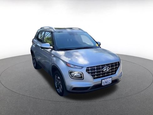 Used 2025 Hyundai Venue SEL image 3