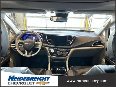 Used 2021 Chrysler Pacifica Limited w/ Uconnect Theater Family Group image 17