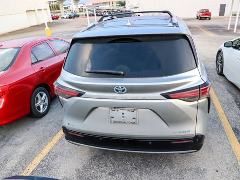 Used 2025 Toyota Sienna Platinum FWD image 10