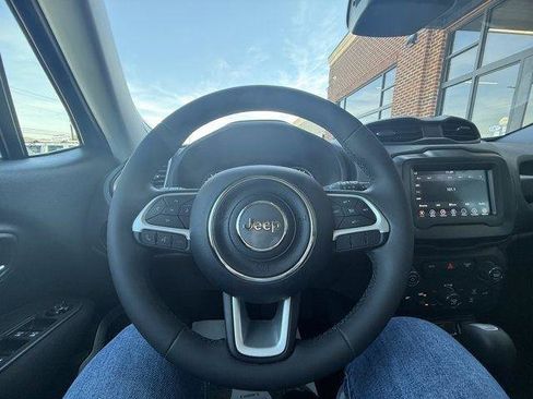 Used 2018 Jeep Renegade Latitude FWD image 20