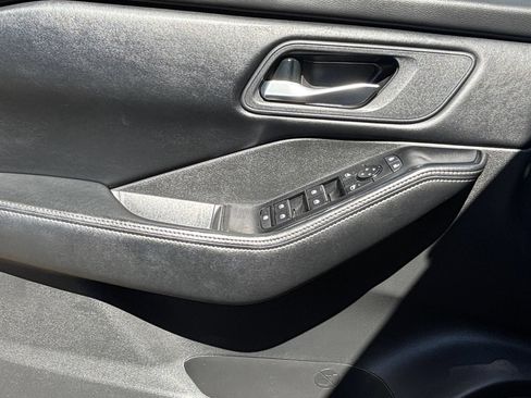 Used 2025 Nissan Rogue SV AWD/4WD image 18