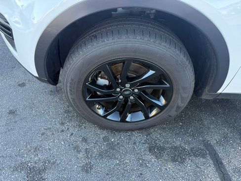 Used 2019 Land Rover Discovery Sport SE image 4