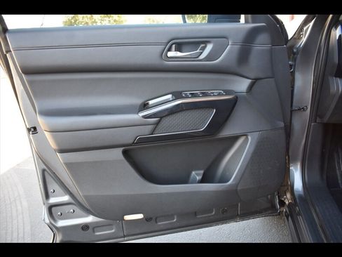 Used 2022 Nissan Pathfinder SV image 18