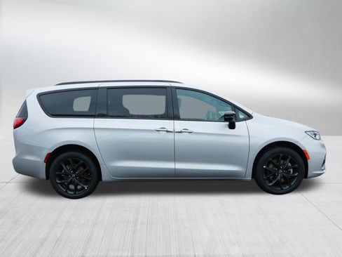 New 2026 Chrysler Pacifica Limited w/ S Appearance Package image 8