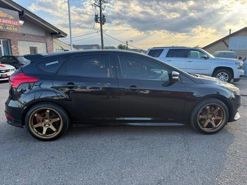 Used 2017 Ford Focus ST FWD image 9