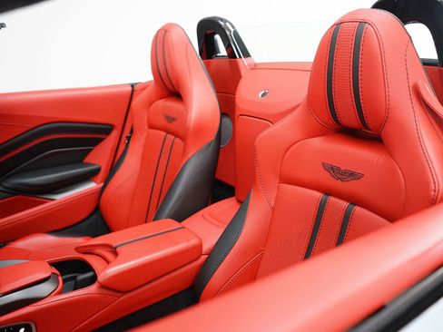 Used 2021 Aston Martin V8 Vantage Roadster image 24