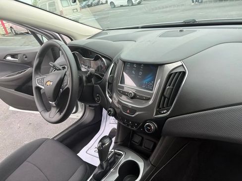 Used 2018 Chevrolet Cruze LT w/ Convenience Package FWD image 23