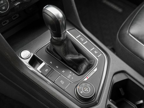 Used 2018 Volkswagen Tiguan SEL Premium image 11