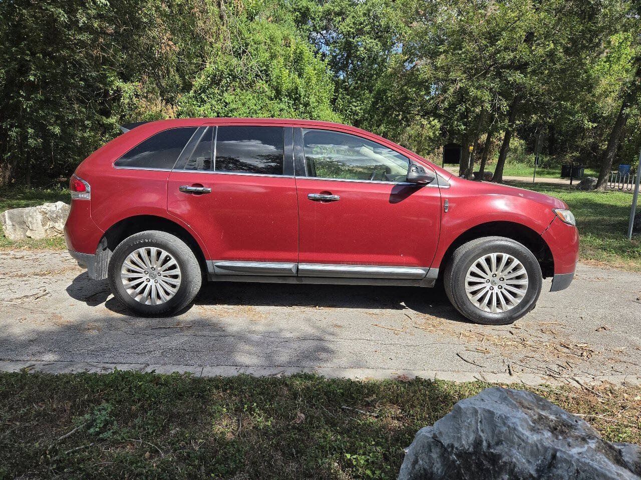 Used 2013 Lincoln MKX AWD image 2