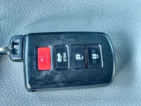 Used 2012 Toyota Camry XLE w/ Leather Pkg FWD image 21