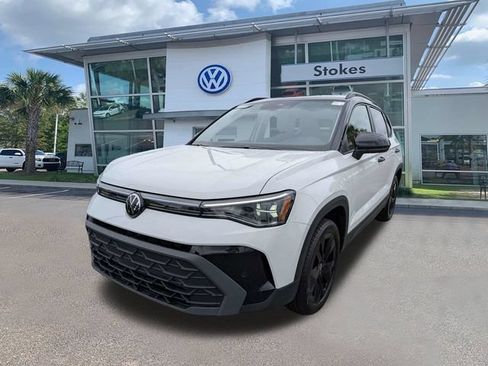 New 2026 Volkswagen Taos SE FWD image 8