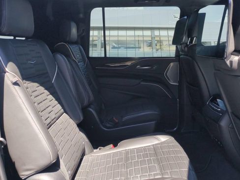 Certified 2022 Cadillac Escalade ESV Sport Platinum w/ Heavy-Duty Trailer Package AWD/4WD image 28