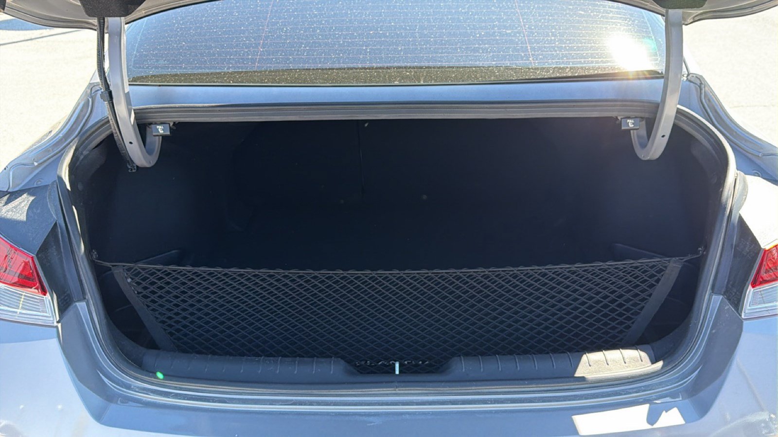 Used 2025 Hyundai Elantra Limited w/ Cargo Package FWD image 25