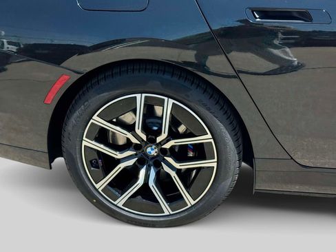 Certified 2025 BMW i7 xDrive60 w/ Premium Package AWD/4WD image 8
