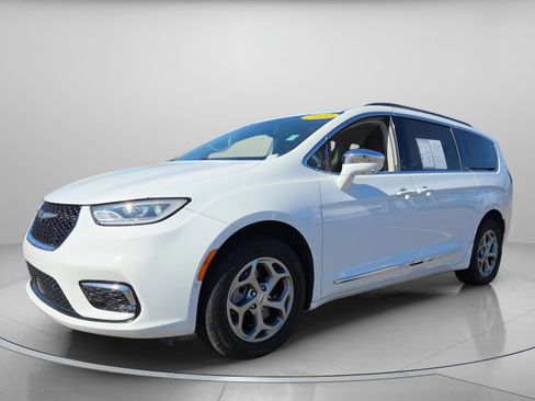 Used 2022 Chrysler Pacifica Limited w/ Uconnect Theater Family Group image 2