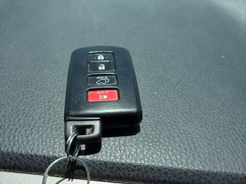 Used 2017 Toyota RAV4 XLE FWD image 11