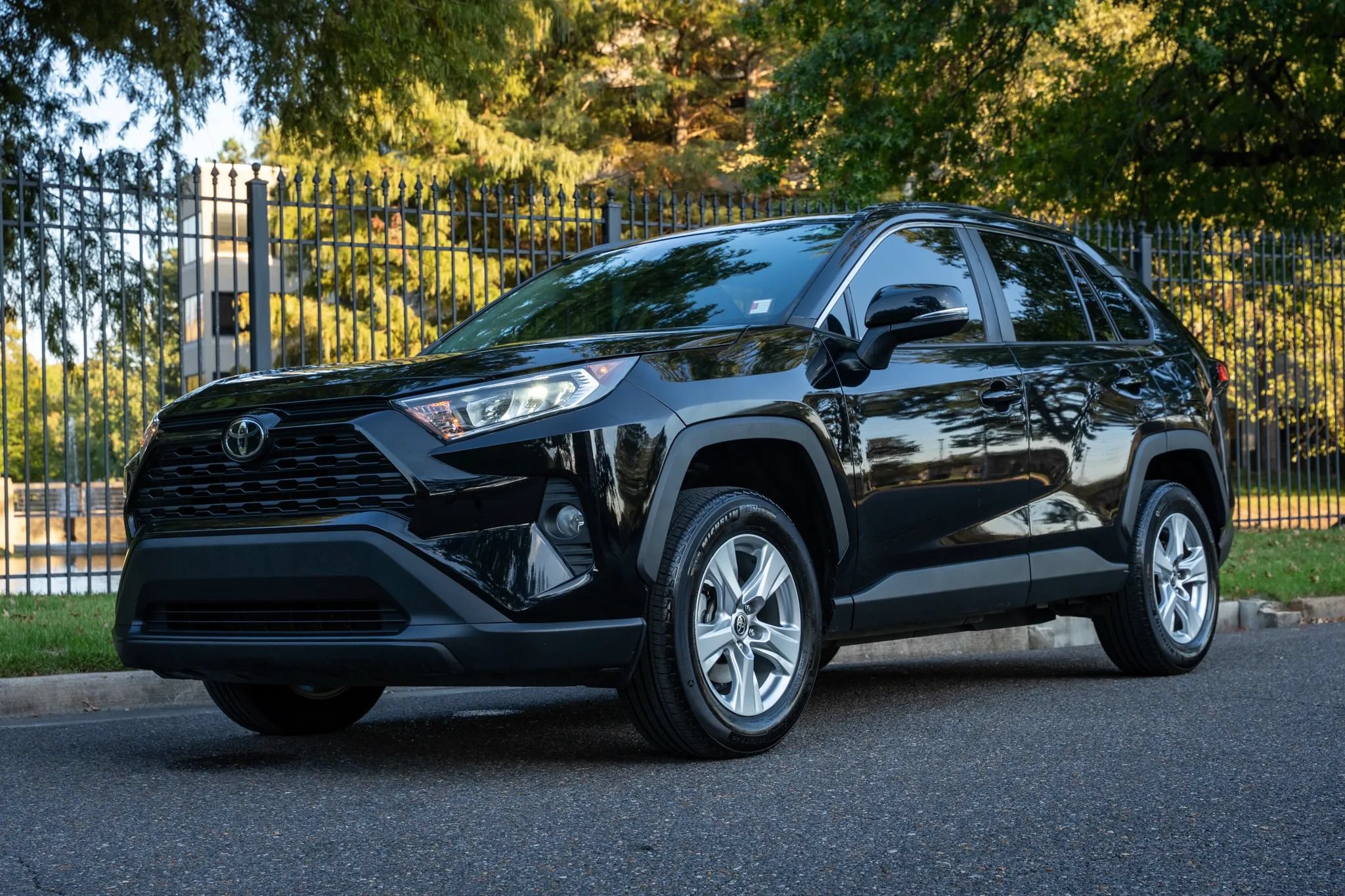Used 2021 Toyota RAV4 XLE w/ Convenience Package FWD image 1