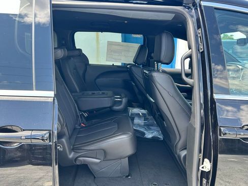 New 2025 Chrysler Pacifica Select w/ Uconnect Theater Family Group image 27