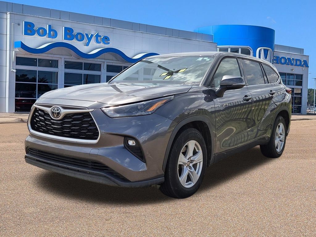 Used 2022 Toyota Highlander LE FWD image 5