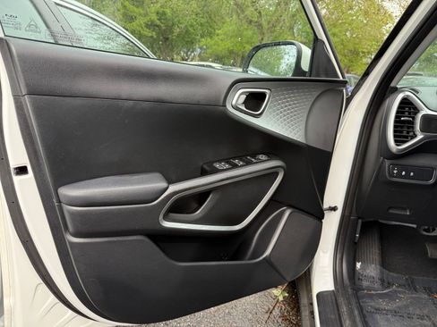 Used 2025 Kia Soul LX w/ LX Technology Package image 20